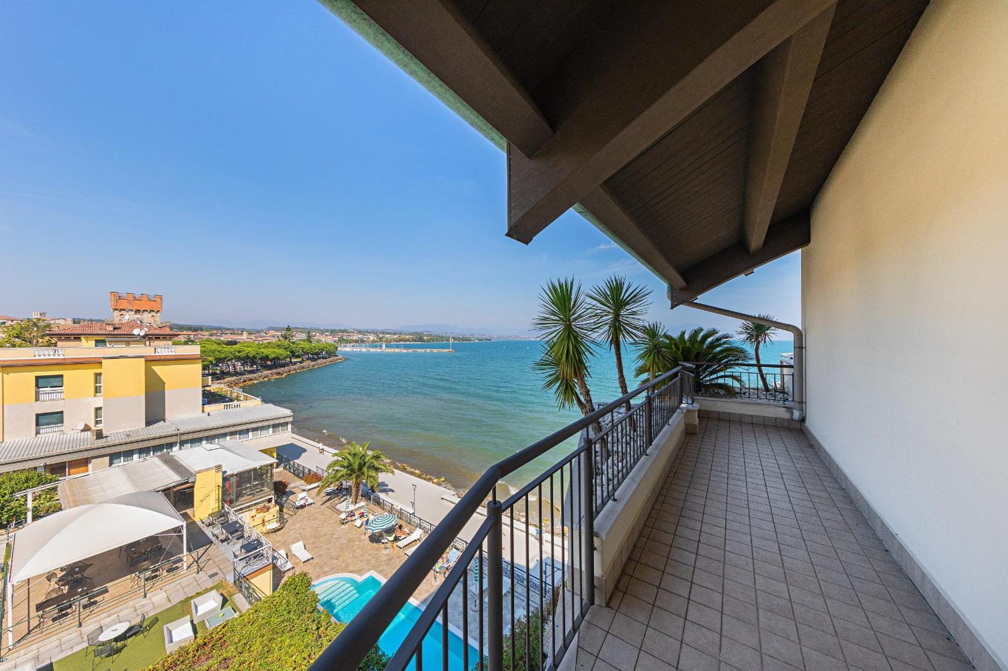 Residenza Miralago Penthouse By Wonderful Italy * Desenzano del Garda