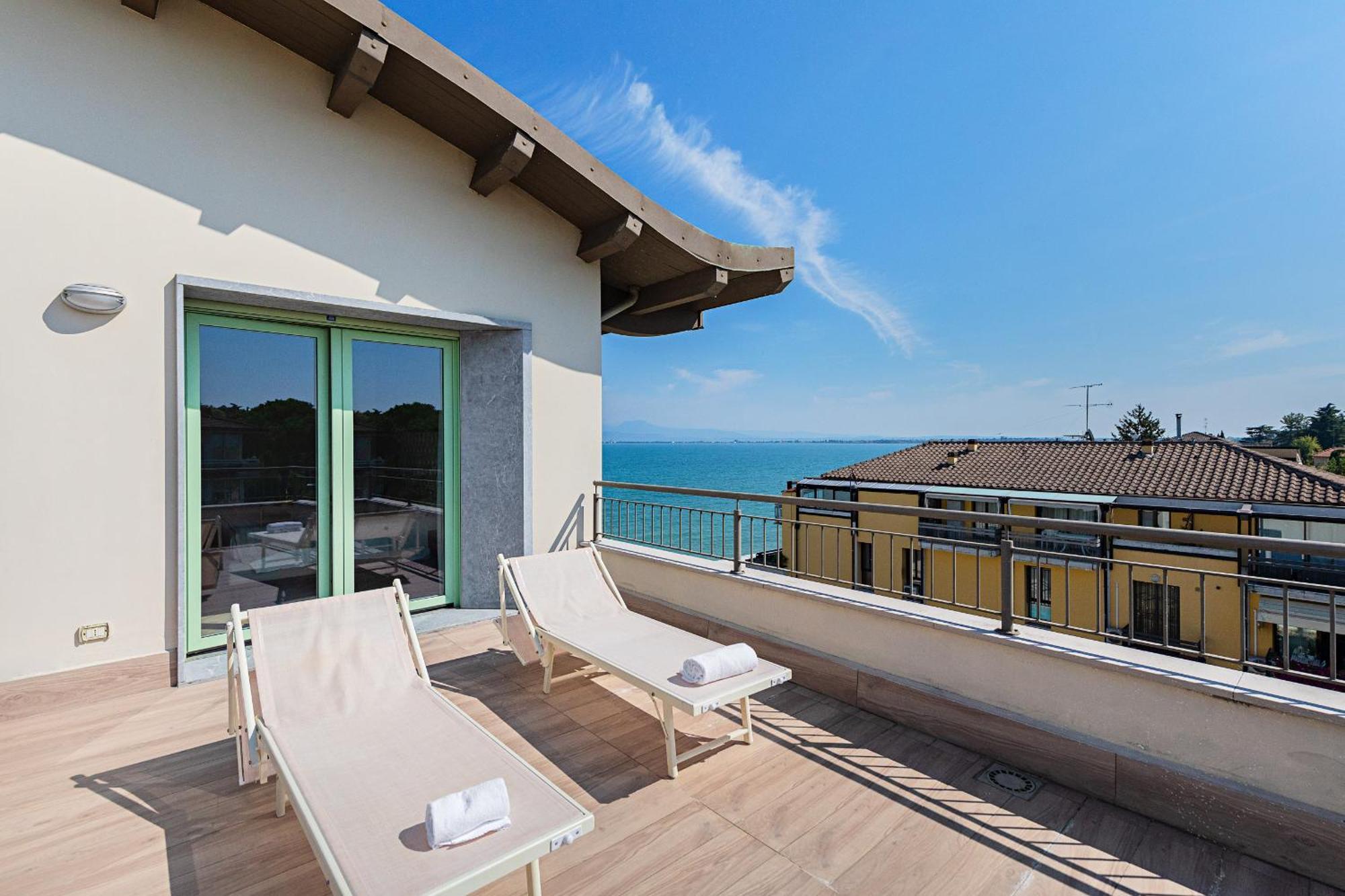 Apartment Residenza Miralago Penthouse By Wonderful Italy Desenzano del Garda