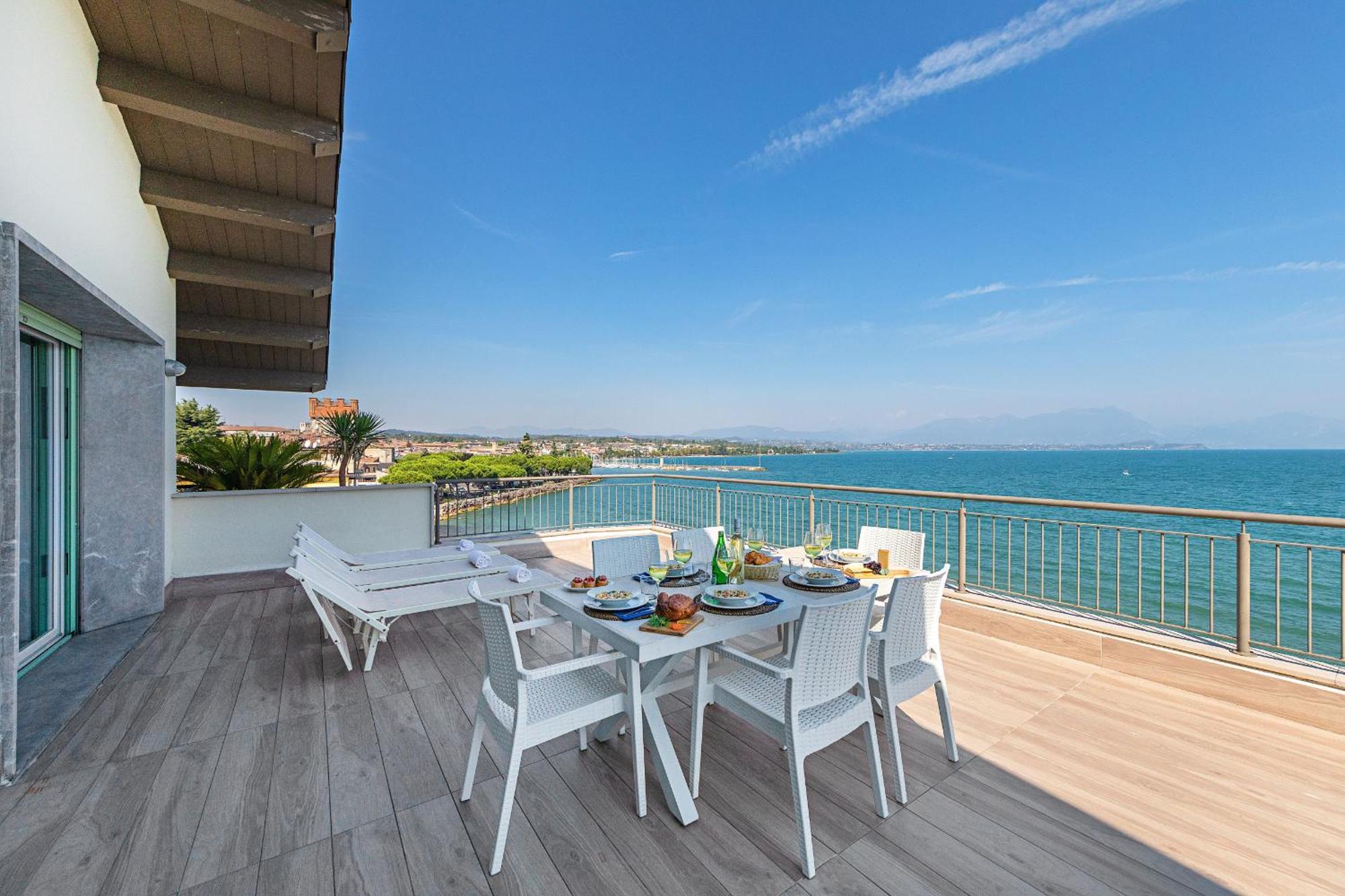 Apartment Residenza Miralago Penthouse By Wonderful Italy Desenzano del Garda